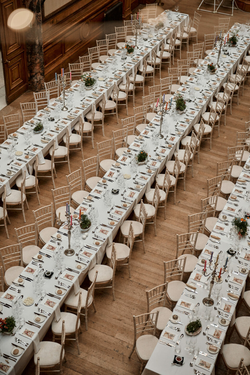A big room filled with tables and chairs.
